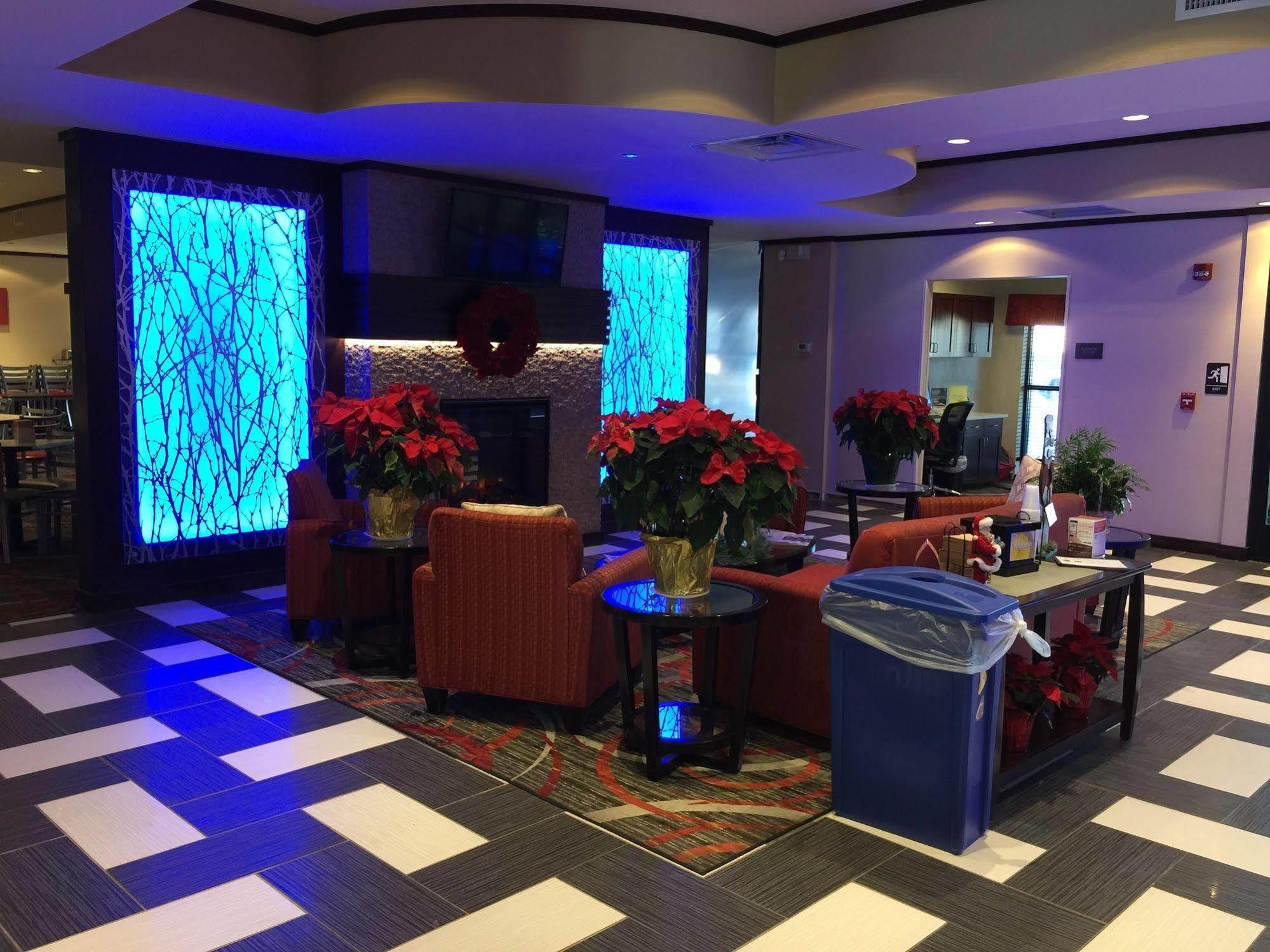 Comfort Suites Uniontown Bagian luar foto
