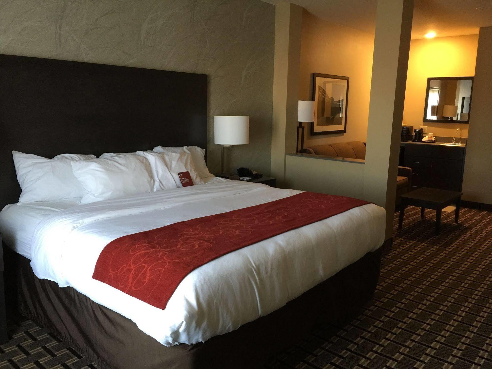 Comfort Suites Uniontown Bagian luar foto